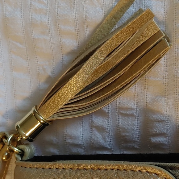 🍁GUESS GOLD WALLET WITH WRISTLET - Picture 3 of 10